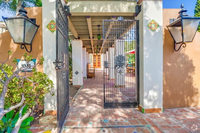 Building Photo - ROOM FOR RENT in beautiful Point Loma cust... Unit F Rental