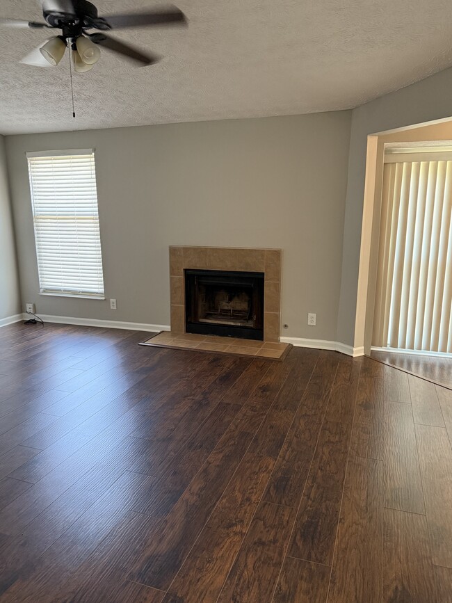 Pintura fresca y chimenea acogedora - 4283 Parkview Ct Unidad 4283