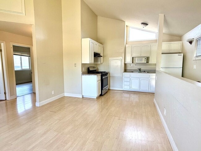Photo - 2242 Elden Ave Apartamento Unidad B