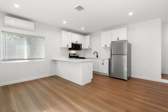Photo - Newly Remodeled 1 Bed, 1 Bath Apartment in Prime Silver Lake! Unidad #6