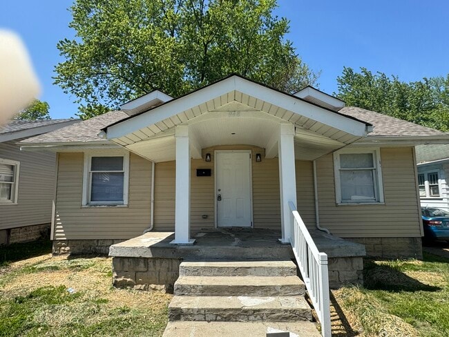 Building Photo - 948 N Bradley Ave Rental