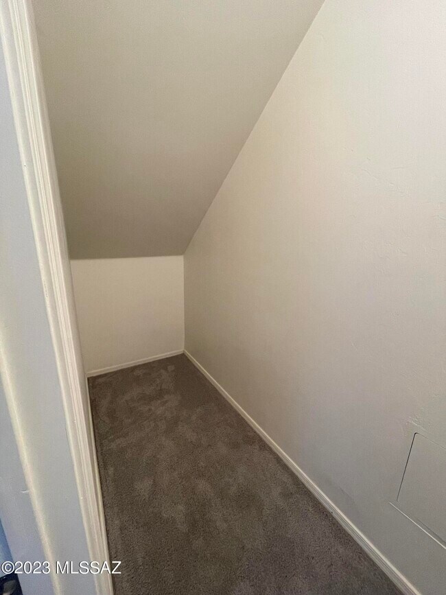 9450 N Andrina Dr