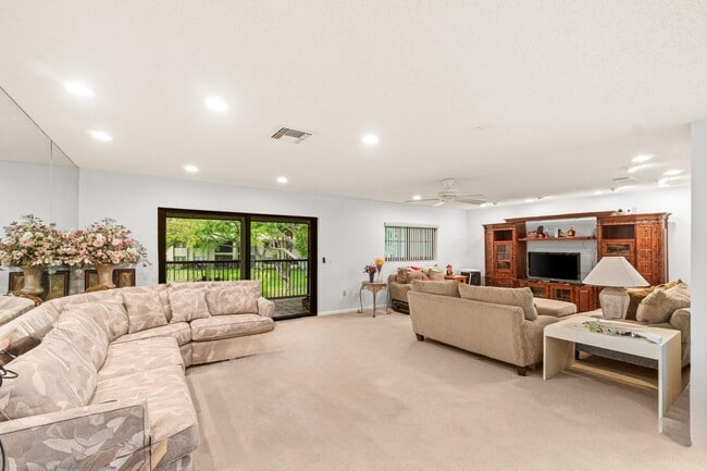 Photo - 46 Stratford Ln W Unidad D