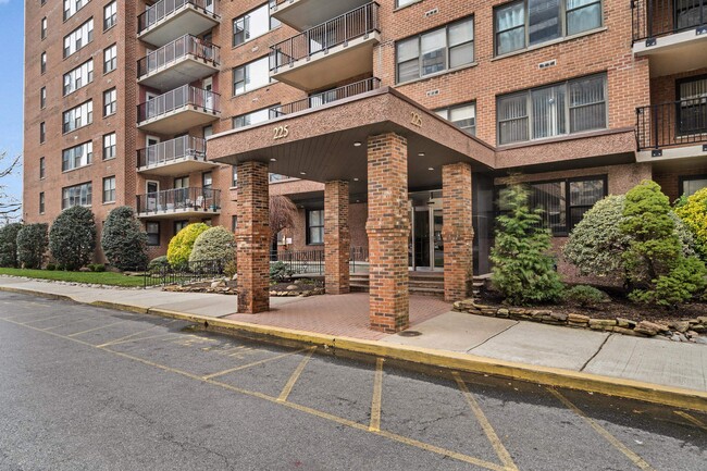 Building Photo - 225 St Pauls Ave Unit 9N