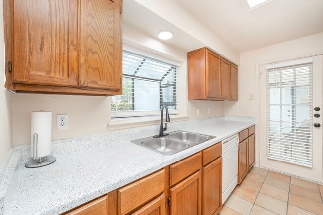 Photo - 11903 Parliament St Unidad 211