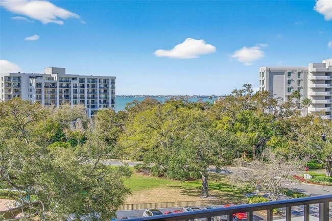 Building Photo - 150 Belleview Blvd Unit 508