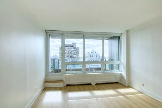 Building Photo - 1975 Maisonneuve Blvd W Unit 2104