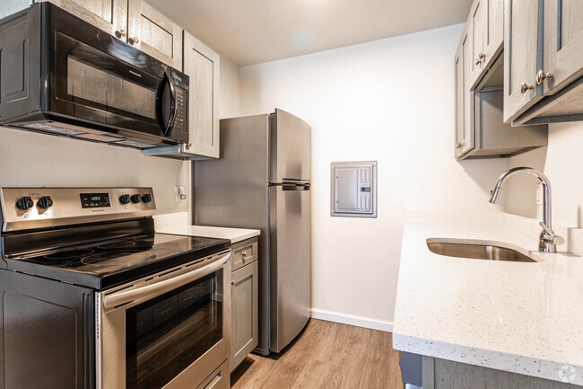 1BR, 1BA - 530SF - Kitchen - Summit on Prospect