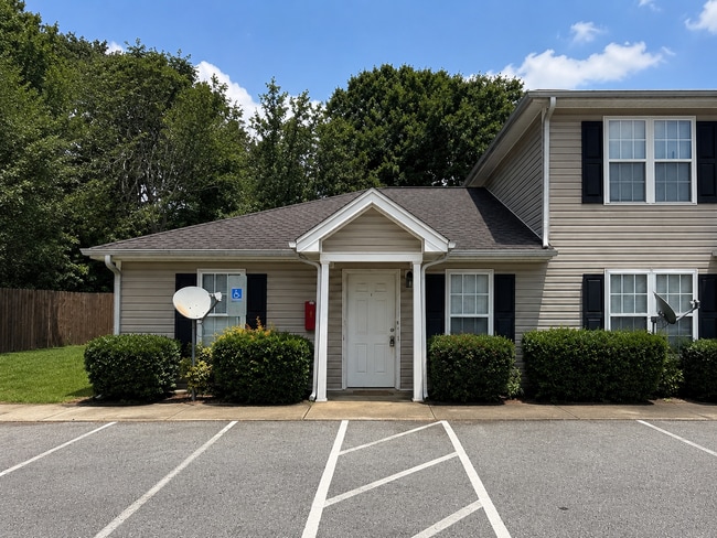 Building Photo - Two bedroom, 1 bath apartment in Graham (Park Place Apts) Unit J