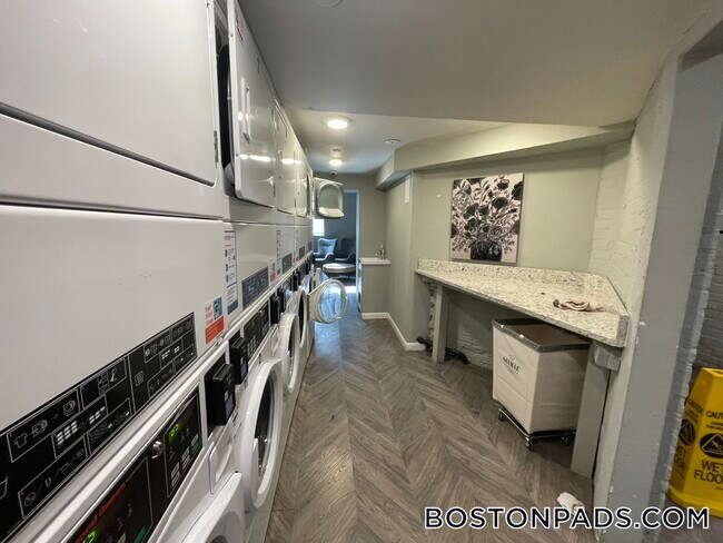 Photo - 16-20 Westland Ave. Unidad 202