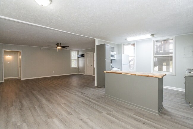 Photo - Beautifully renovated 2nd floor, 2 Bdr 1 bath unit in Maryville, TN - Available NOW! Unit 5