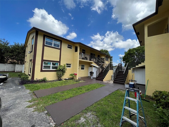 Building Photo - 7480 SW 10th Ct Unit 1