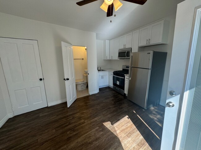 Photo - 473-491 S Roxbury Dr