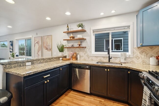 Photo - 926 N 96th St