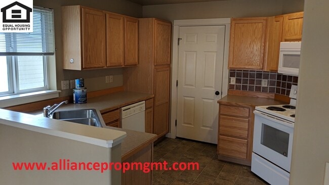 Photo - Spacious 3 bedroom house with fenced back yard