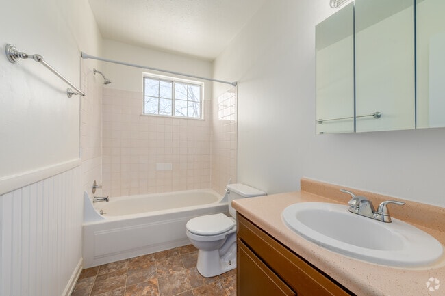 3 habitaciones, 1,5 baños, 120 metros cuadrados, dormitorio principal - Cambridge Court Townhomes