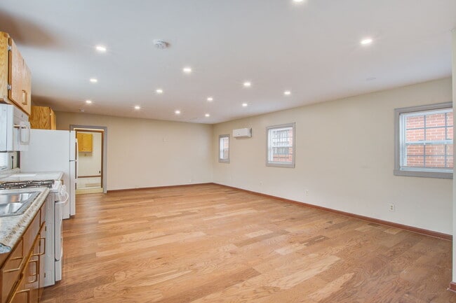 Photo - 198 Nassau St