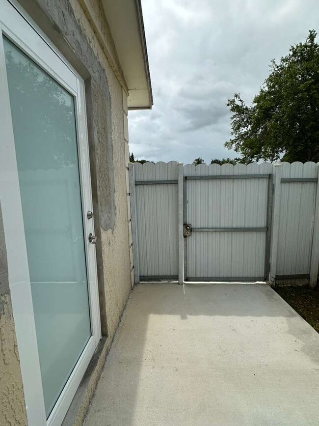 Building Photo - 14510 SW 105th Ave
