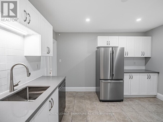 Photo - 229 Winona Dr Unité Upper