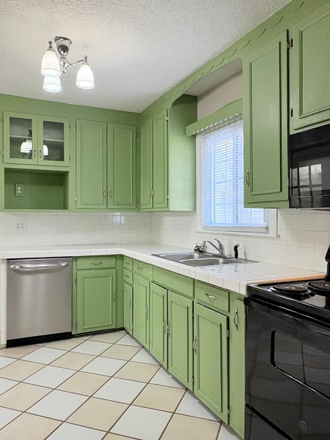 Photo - 707 Edgewood St