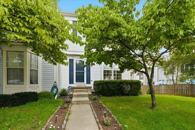 Photo - Updated 3BR End-Unit Townhome in Ashburn Farm