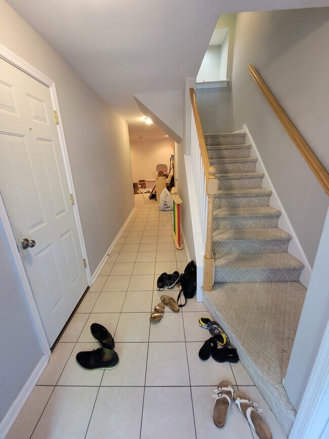 Entry hallway - 555 Coventry Lane