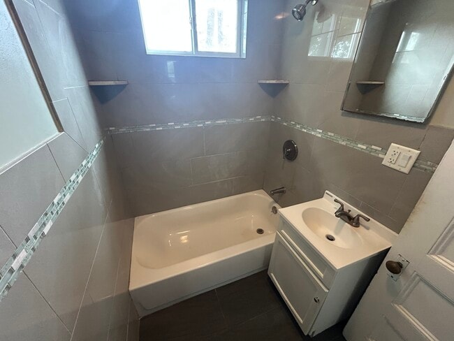 Building Photo - 27R Albion St