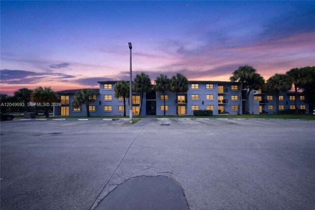 Building Photo - 7195 NW 179th St Unit 109