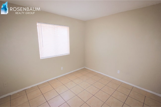 Photo - 2747 E Chipman Rd Unidad 2