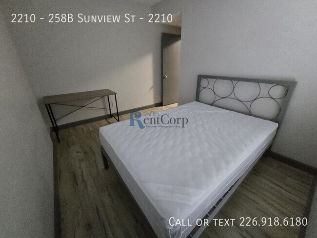 Photo - 258B-258B Sunview St