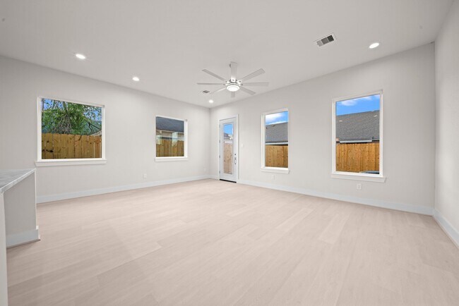 Photo - 4525 Davenport St