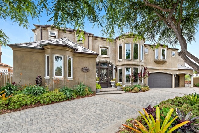 Building Photo - 3811 Vista Blanca
