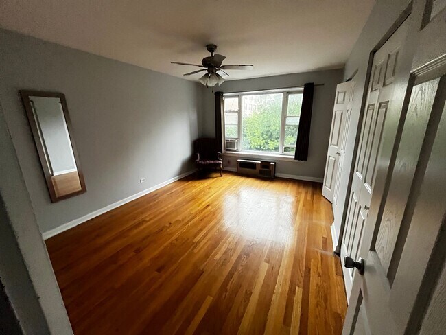 Photo - Spacious Updated 1 Bed / 1 Bath in Prime Rogers Park Location – In-Unit Laundry! Unit 2424 W Estes #3F