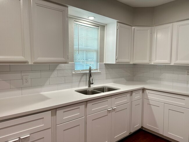 Building Photo - 1810 Edgewood St Unit B