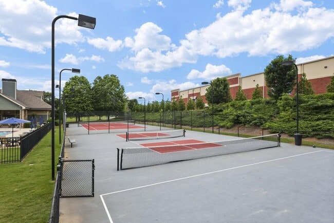 Photo - 423 Royal Cres Ln E