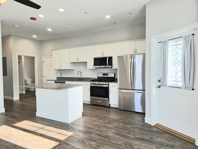 Building Photo - 2 Railroad Ave Unit 101