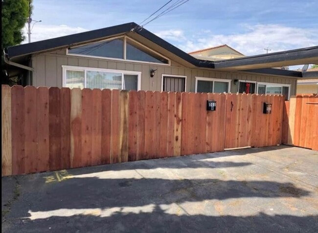 Photo - 511 W 5th St