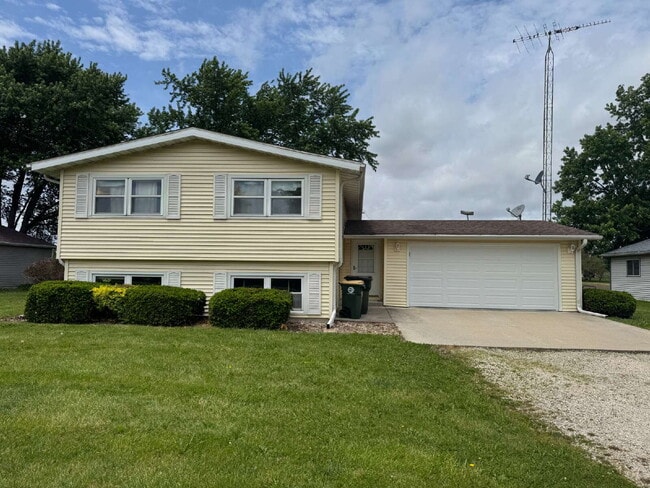 Building Photo - 3 bedrooms, 2 bathrooms, and a 2-car garage.