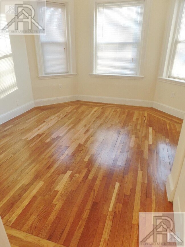 Photo - 73 Thatcher St