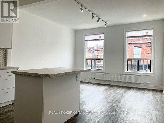 Photo - 2199 Gerrard St E