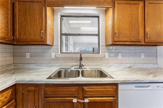 Photo - 153 Halleck Ln