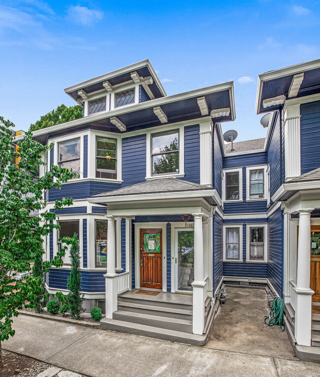 Exterior - 2184 NW Kearney St Unit Renovated Historic Apt.