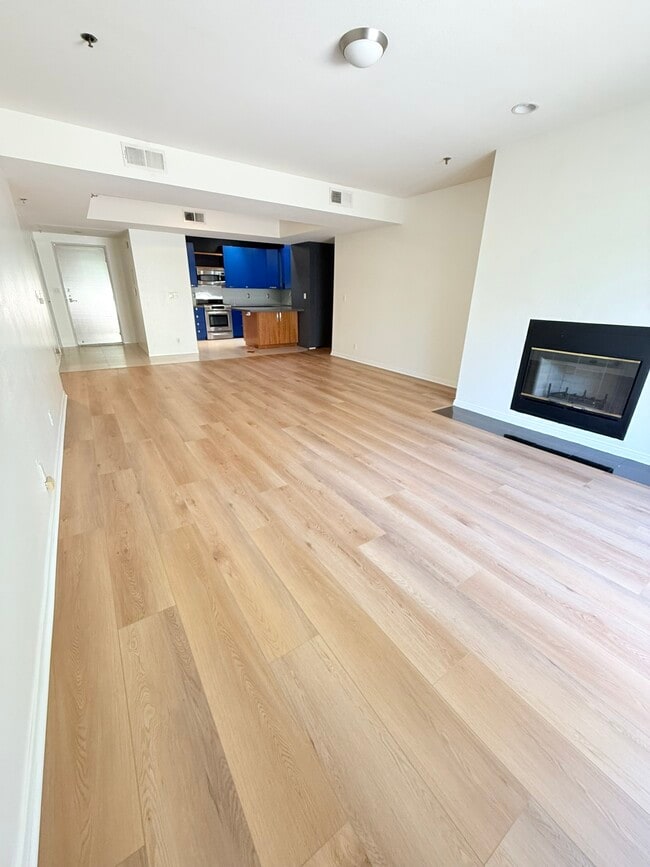 Photo - 2222 N Beachwood Dr Unit 412