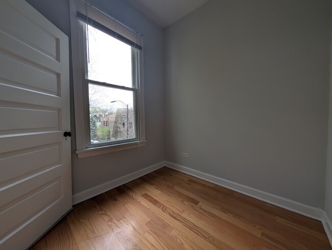 Photo - 1911 W Addison St Unidad 3