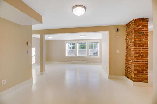 Photo - Amazing 4-Bedroom Daylight Basement in Well-Maintained Triplex! Unit 3