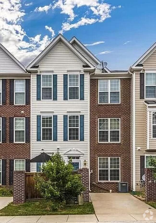 Building Photo - 3 Level townhouse in Frederick available e...