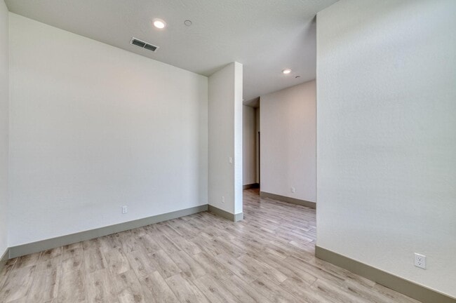 Photo - 860 Spg St W