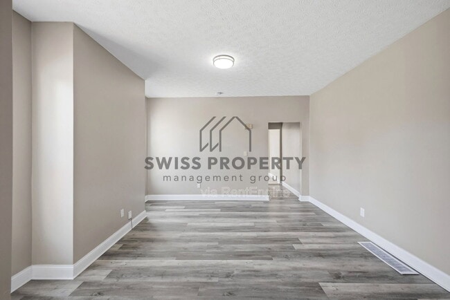 Photo - 387 St Clair Ave