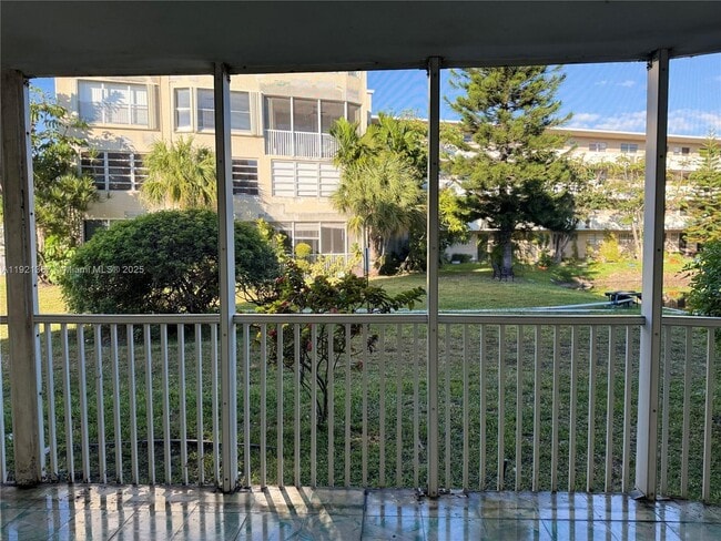 Building Photo - 1670 NE 191st St Unit 115-3