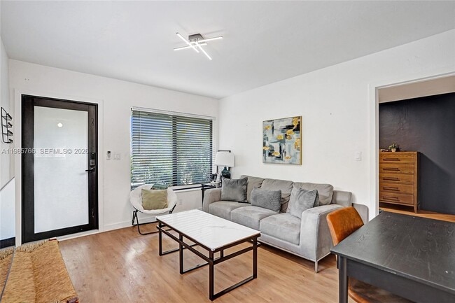 Photo - 754 NE 40th St Unidad C